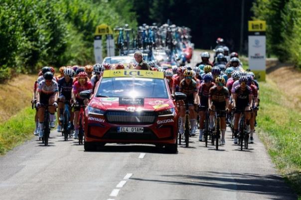 154 Fahrerinnen in 22 Teams stellen sich der 950 Kilometer langen Rundfahrt durch die Niederlande, Belgien und Frankreich